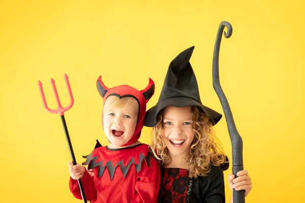 Crianças felizes vestidas trajes de Halloween — Fotografia de Stock