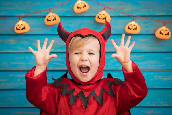 Niño feliz vestido disfraz de Halloween — Foto de Stock