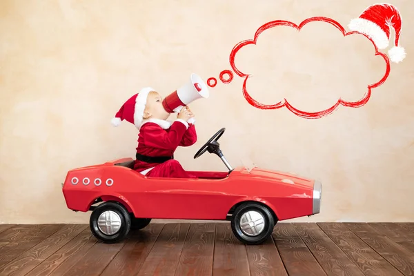 Criança feliz vestido traje de Papai Noel jogando em casa — Fotografia de Stock