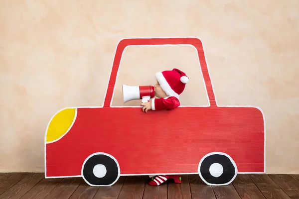 Szczęśliwe dziecko ubrane kostium Świętego Mikołaja grając w domu — Zdjęcie stockowe
