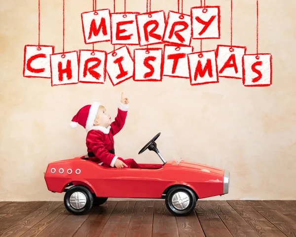 Happy Child klädd i jultomten kostym spela hemma — Stockfoto
