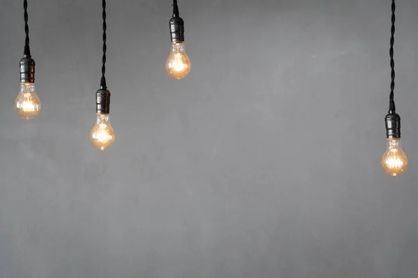 Idé koncept-glödlampor mot grå bakgrund — Stockfoto