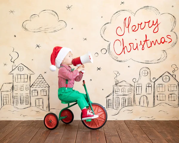 Bambino felice vestito costume di Babbo Natale giocare a casa — Foto Stock