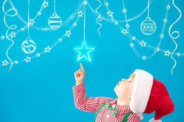 Bambino divertente vestito costume di Babbo Natale contro sfondo blu — Foto Stock