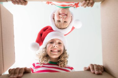 Sürpriz çocuklar Noel hediye kutusunu açmak
