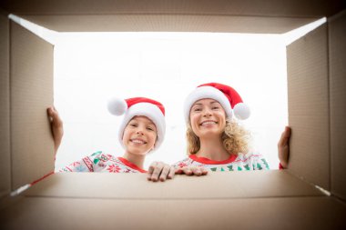 Sürpriz aile Noel hediye kutusu açmak