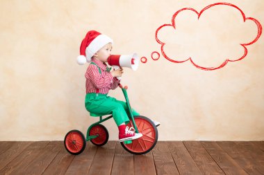 Mutlu çocuk noel baba kostümü evde oynarken giyinmiş