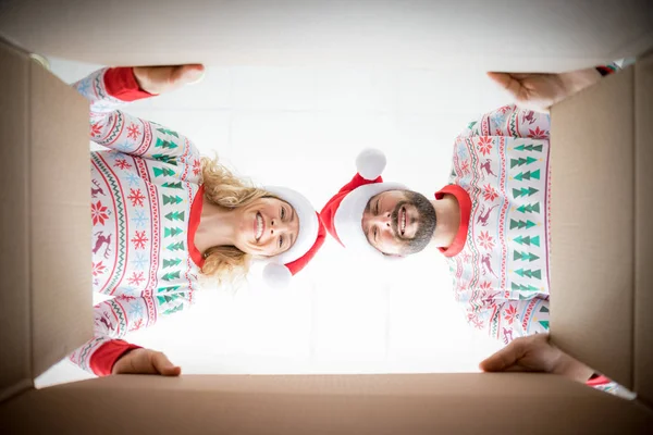 Pareja sorprendida desempaquetar caja de regalo de Navidad — Foto de Stock