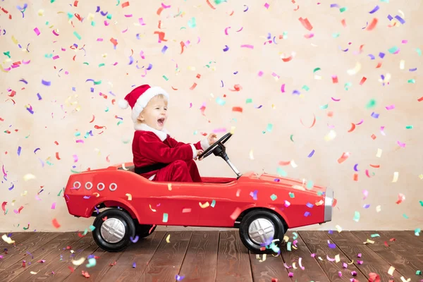 Niño feliz vestido de Papá Noel jugando en casa — Foto de Stock