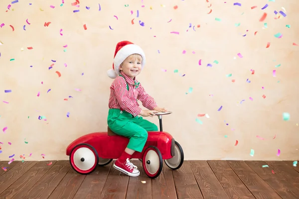Gelukkig kind dragen kerstman kostuum spelen thuis — Stockfoto