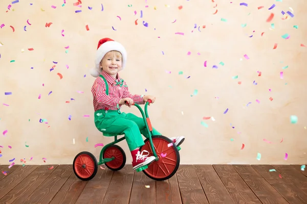 Joyeux enfant portant le costume du Père Noël jouant à la maison — Photo