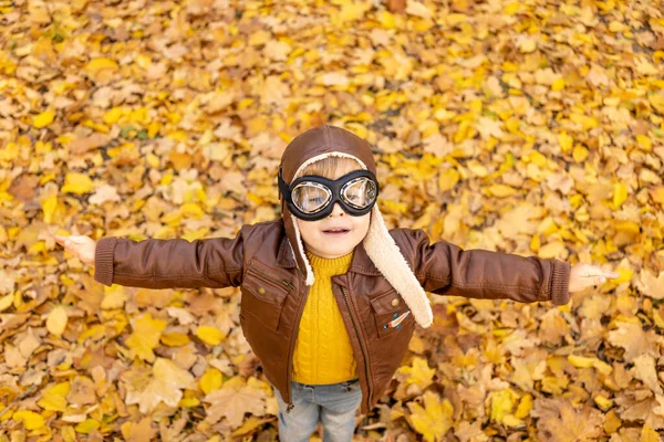 Glada Barn Har Roligt Utomhus Höstparken Kid Pilot Spelar Mot — Stockfoto