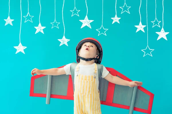 Glückliches Kind Das Mit Spielzeugpapierflügeln Vor Blauem Hintergrund Spielt Kind — Stockfoto
