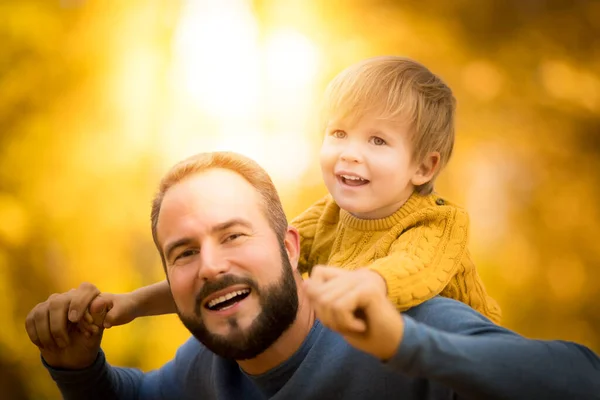 Glad Familj Som Har Roligt Utomhus Höstparken Fader Och Son — Stockfoto