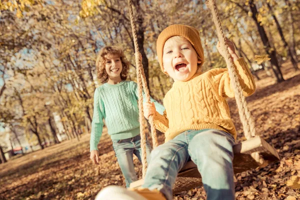 Niños Felices Divirtiéndose Aire Libre Parque Otoño Niños Jugando Swing — Foto de Stock