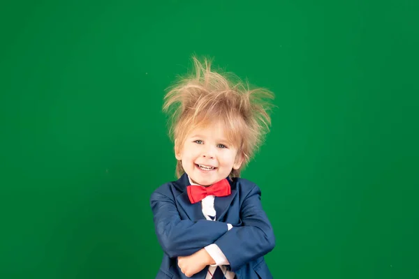 Buena Idea Estudiante Infantil Divertido Clase Niño Feliz Contra Pizarra — Foto de Stock