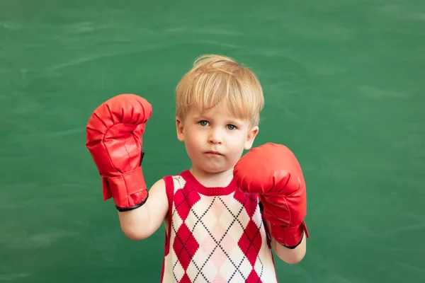 Αστείος Μαθητής Που Φοράει Κόκκινα Γάντια Πυγμαχίας Στην Τάξη Ευτυχισμένο — Φωτογραφία Αρχείου