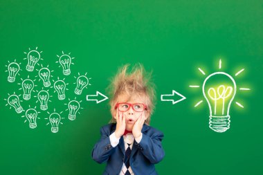 Sınıftaki üzgün çocuk öğrenci. Yeşil karatahtaya karşı korkmuş çocuk. Çevrimiçi eğitim ve e-öğrenme kavramı. Okula geri dön.