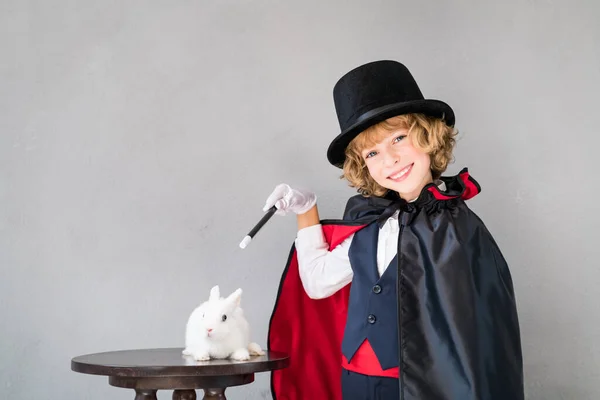 かわいいウサギと子供の魔術師 幸せな子供が家で遊んでいる 想像力と魔法のトリックコンセプト — ストック写真