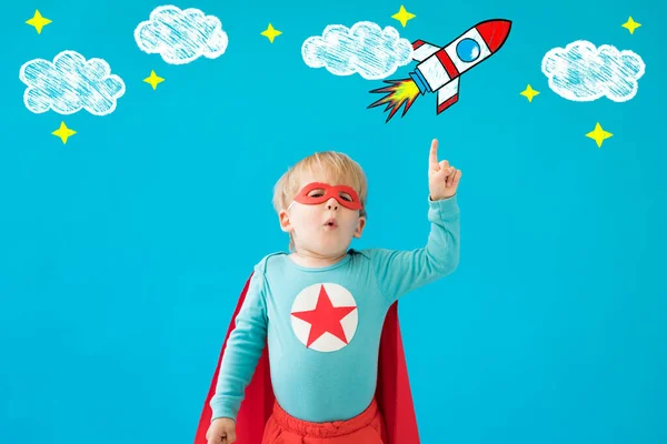 Retrato Del Niño Superhéroe Niño Superhéroe Contra Fondo Azul Éxito — Foto de Stock