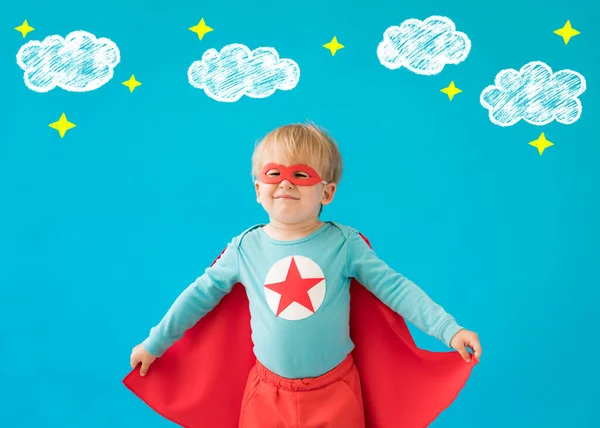超级英雄儿童的肖像 蓝色背景的超级英雄小子成功与胜利的概念 — 图库照片