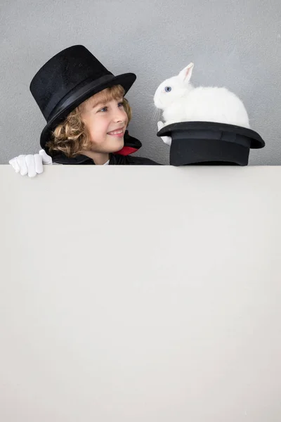 Dětský Kouzelník Králíkem Schovaným Praporem Šťastné Dítě Drží Lepenkové Pozadí — Stock fotografie