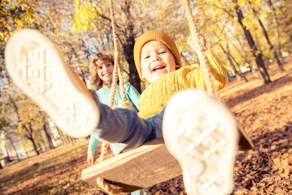 Niños Felices Divirtiéndose Aire Libre Parque Otoño Niños Jugando Swing —  Fotos de Stock