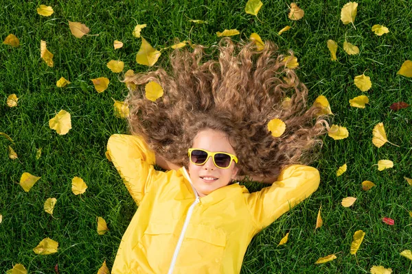 Schöne Mädchen Liegt Auf Dem Rasen Mit Gelben Blättern Herbst — Stockfoto