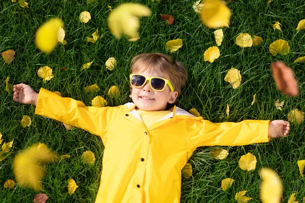 Портрет Счастливого Ребенка Веселящегося Свежем Воздухе Осеннем Парке Улыбающийся Ребенок — стоковое фото