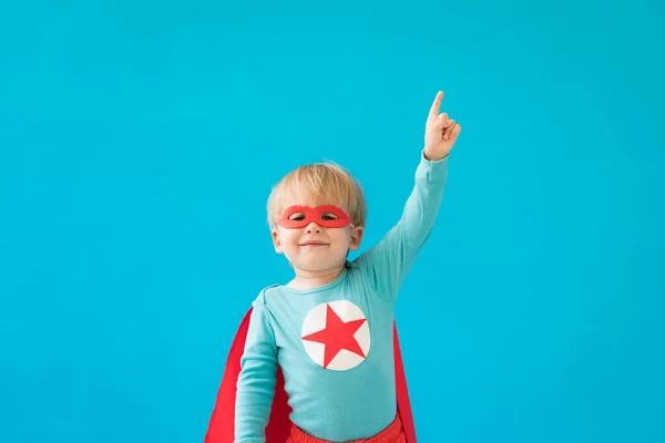 Portret Van Een Superheldenkind Super Heldenkind Tegen Blauwe Achtergrond Succes — Stockfoto