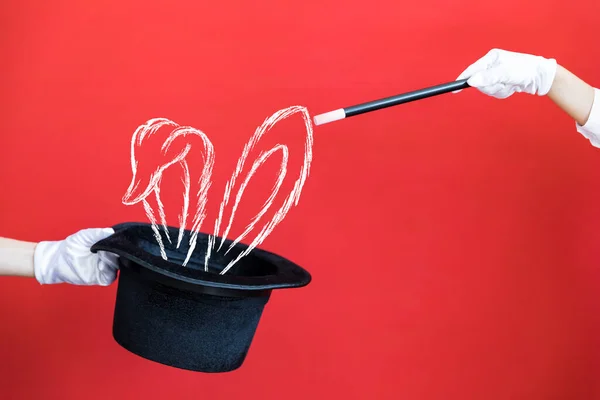 Varinha Mágica Chapéu Superior Preto Contra Fundo Vermelho — Fotografia de Stock