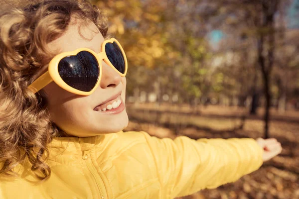 Niño Feliz Divirtiéndose Aire Libre Parque Otoño Sonriente Chica Contra —  Fotos de Stock