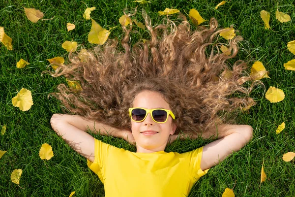 Gyönyörű Lány Fekszik Gyepen Sárga Levelekkel Őszi Parkban Boldog Gyermek — Stock Fotó