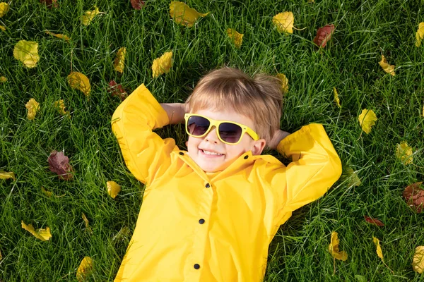 Widok Góry Portret Szczęśliwego Dziecka Bawiącego Się Świeżym Powietrzu Jesiennym — Zdjęcie stockowe