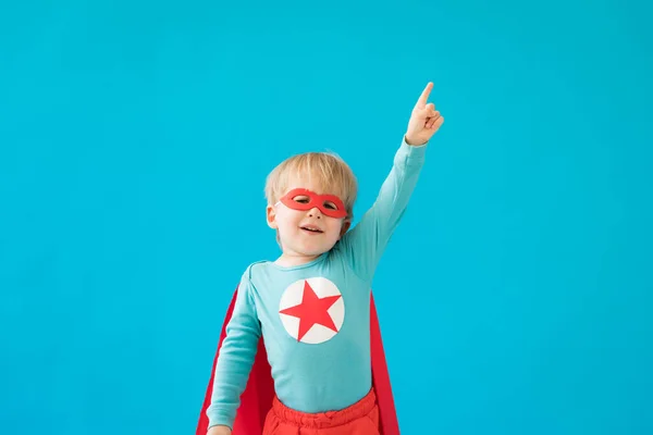 Portrait Enfant Superhéros Super Héros Sur Fond Bleu Succès Concept — Photo