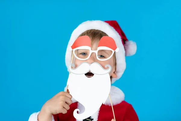 Gelukkig Kind Met Kerstpapier Rekwisieten Tegen Blauwe Achtergrond — Stockfoto