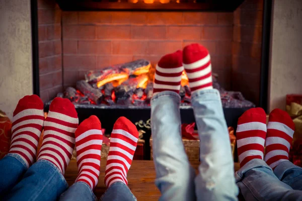 Família Feliz Com Crianças Perto Lareira Natal Conceito Férias Natal — Fotografia de Stock