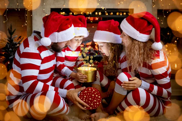 Famiglia Felice Con Bambini Che Aprono Regalo Natale Concetto Vacanza — Foto Stock