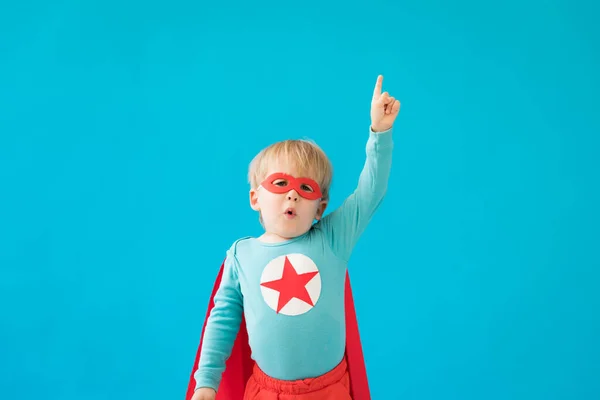 超级英雄儿童的肖像 蓝色背景的超级英雄小子成功与胜利的概念 — 图库照片