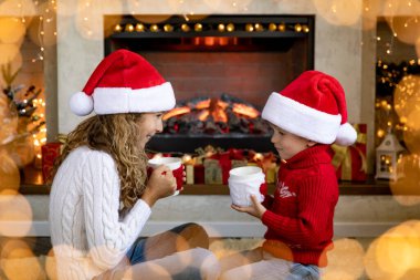 Noel 'de şöminenin yanında mutlu çocuklar. Çocuklar evde eğleniyor. Xmas tatil konsepti