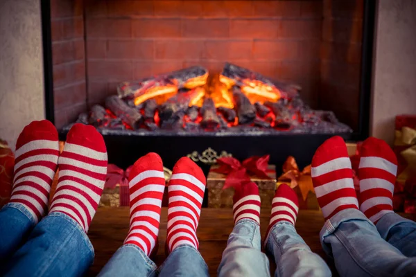 Família Feliz Com Crianças Perto Lareira Natal Pés Usar Meias — Fotografia de Stock