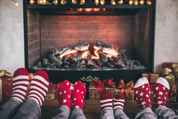 Glückliche Familie Mit Kindern Kamin Weihnachten Füße Weihnachtssocken Winterferienkonzept — Stockfoto