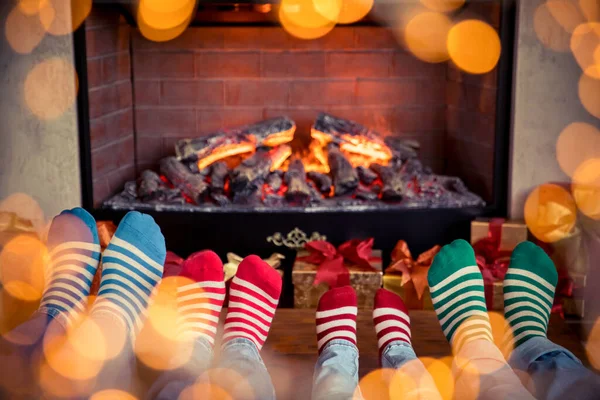 圣诞节时 孩子们在壁炉边的快乐家庭 脚穿圣诞袜 寒假概念 — 图库照片