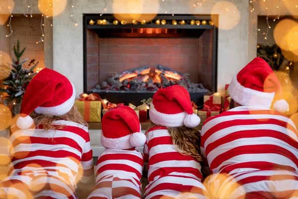 Gelukkig Gezin Met Kinderen Gestreepte Pyjama Bij Open Haard Met — Stockfoto