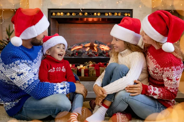 Famiglia Felice Con Bambini Vicino Camino Natale Madre Padre Figli — Foto Stock