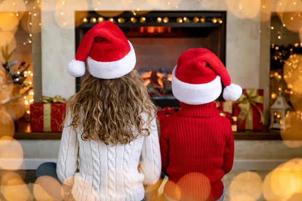 Crianças Felizes Perto Lareira Natal Crianças Divertindo Casa Conceito Férias — Fotografia de Stock