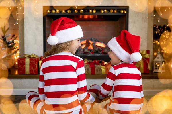 Ευτυχισμένα Παιδιά Κοντά Στο Τζάκι Χριστούγεννα Παιδιά Διασκεδάζουν Στο Σπίτι — Φωτογραφία Αρχείου