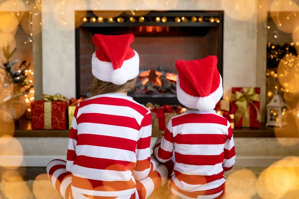Crianças Felizes Perto Lareira Natal Crianças Divertindo Casa Conceito Férias — Fotografia de Stock