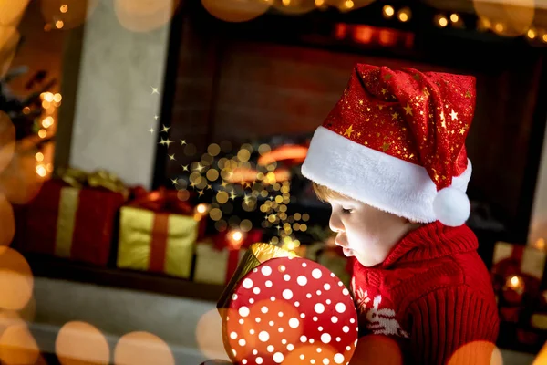 Niño Sorprendido Abriendo Regalo Navidad Chico Gracioso Casa Cerca Chimenea — Foto de Stock