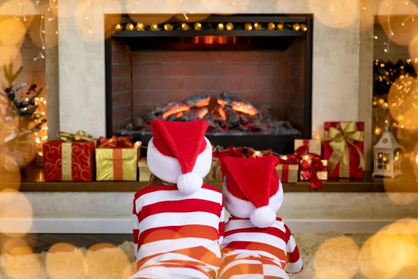 Gelukkige Kinderen Bij Open Haard Met Kerstmis Kinderen Hebben Plezier — Stockfoto